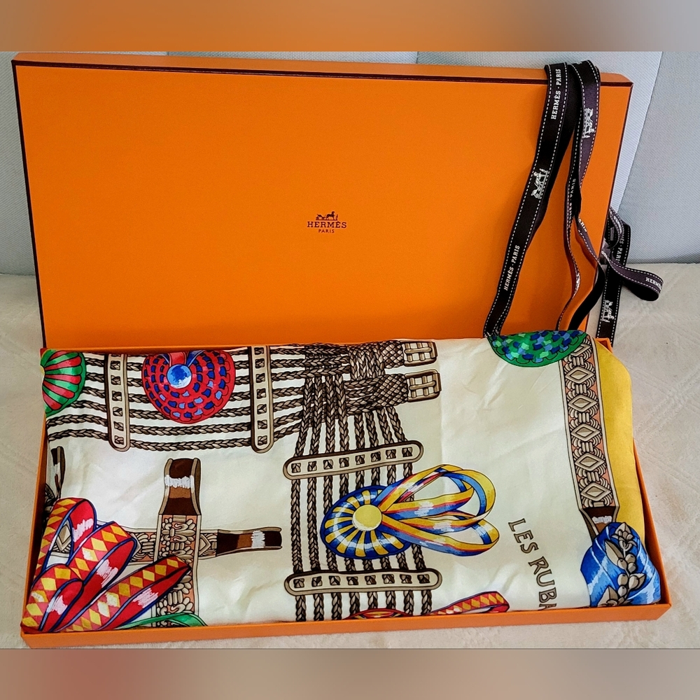 Auth HERMÈS Carré 90 Muatard Les Rubans du Cheval “Horse Ribbons”